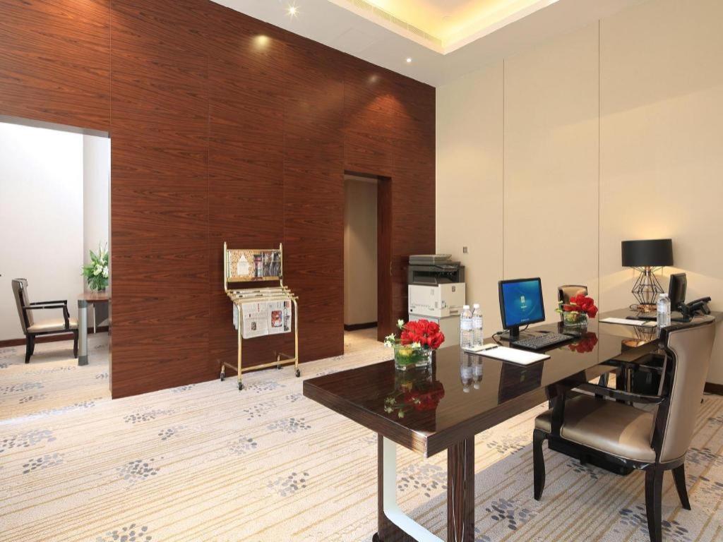 Wyndham Grand Plaza Royale Huayu Chongqing Hotel Bagian luar foto